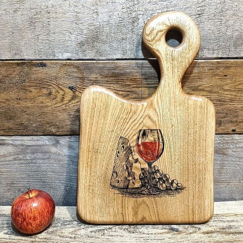 Ręcznie robiona dębowa deska do serwowania z wypalonym wzorem sera, wina i winogron, idealna na stół.