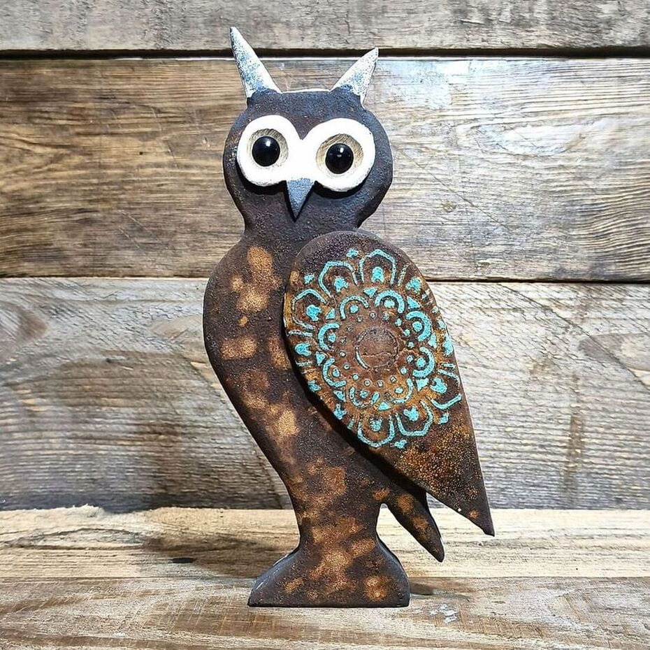 Ręcznie robiona sowa z drewna dębowego Nela Wood z turkusową mandalą