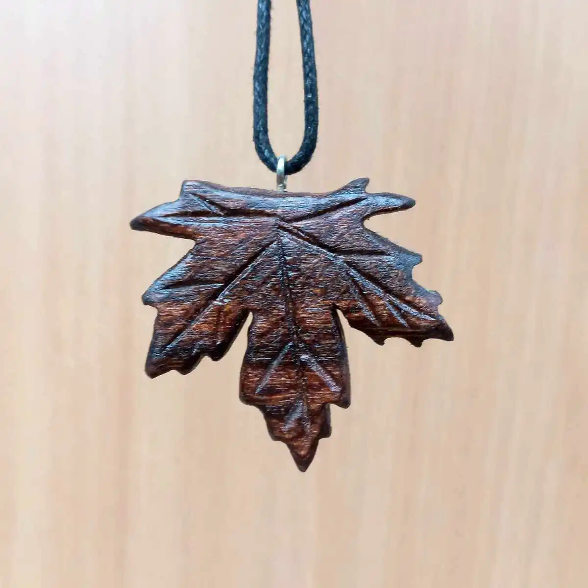 Wisiorek z drewna amazaque w kształcie liścia klonu - biżuteria rzemieślnicza Nela Wood