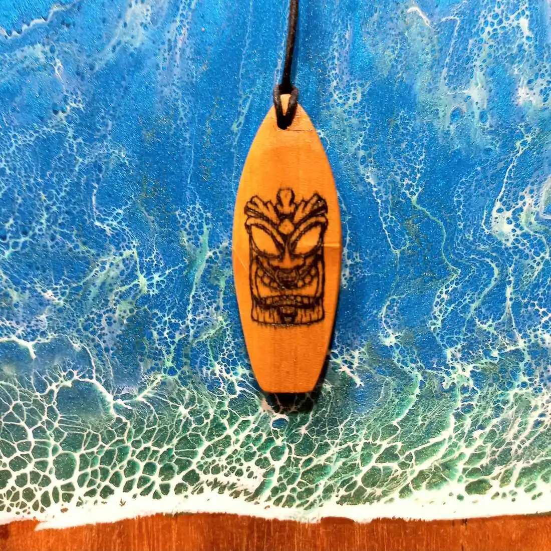 Wisiorek deska surfingowa z drewna oliwnego Nela Wood