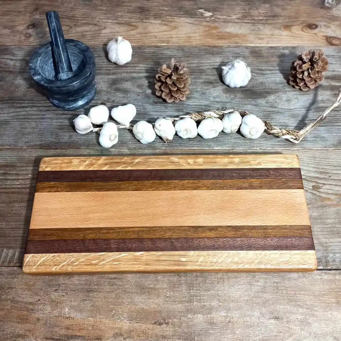 Ręcznie wykonana deska do serwowania z dębu, jesionu, wenge i amaranthu – polska manufaktura Nela Wood