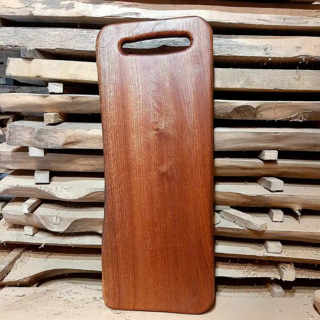 Ręcznie robiona deska do serwowania z litego mahoniu o wymiarach 25x63 cm, zaimpregnowana naturalnym olejem lnianym, produkt rzemieślniczy Nela Wood