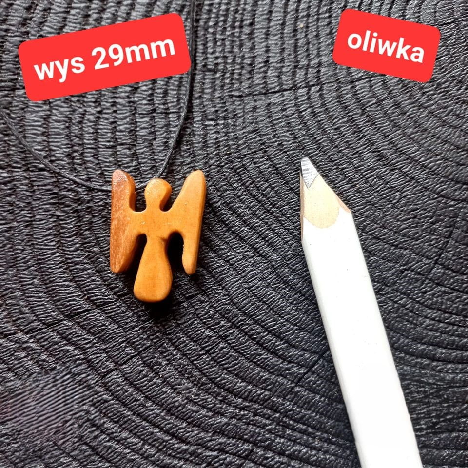 Ręcznie wykonany wisiorek w kształcie aniołka z charakterystycznym usłojeniem drewna oliwnego, zawieszony na sznurku.