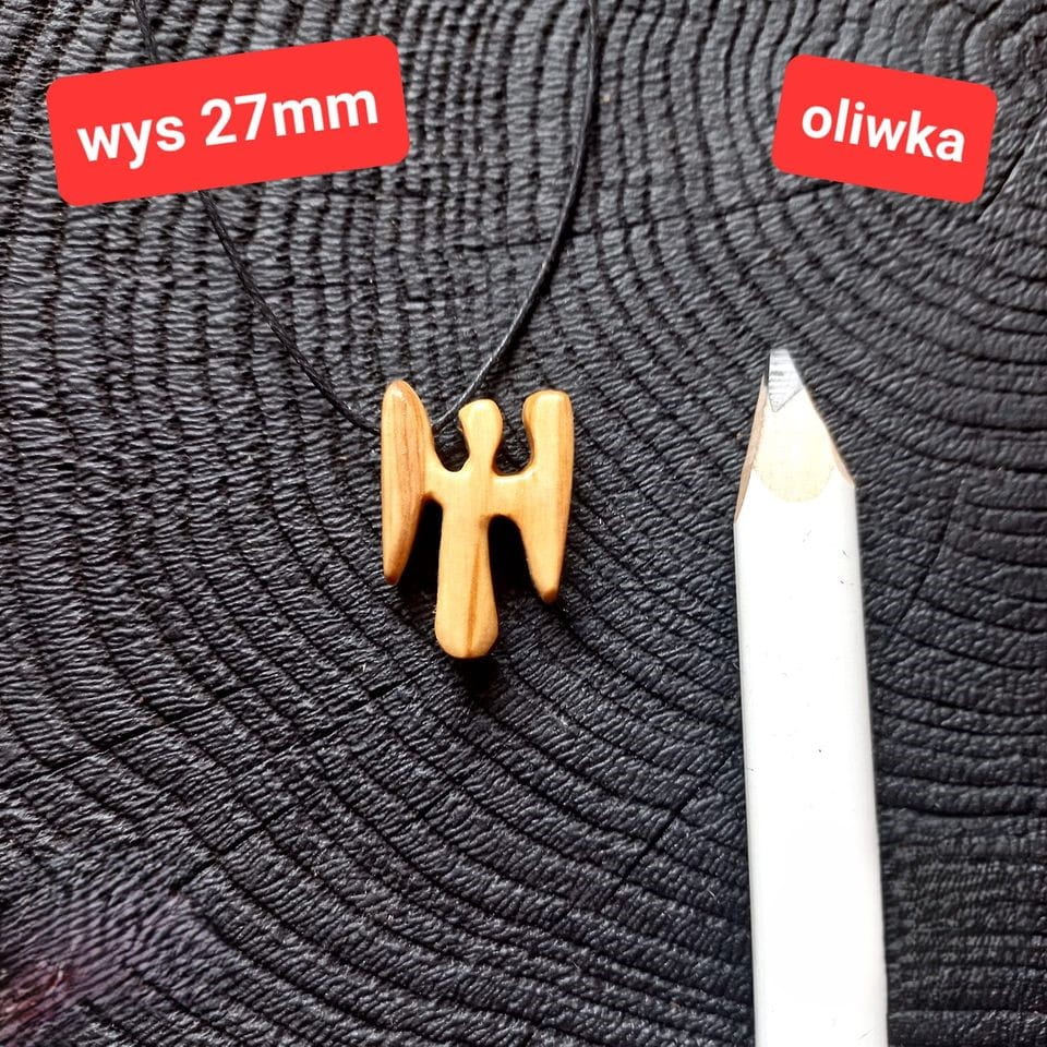 Ręcznie robiony, jasny wisiorek damski Aniołek z drewna Oliwnego, zawieszony na regulowanym sznurku. Widoczne wyraźne, naturalne usłojenie.
