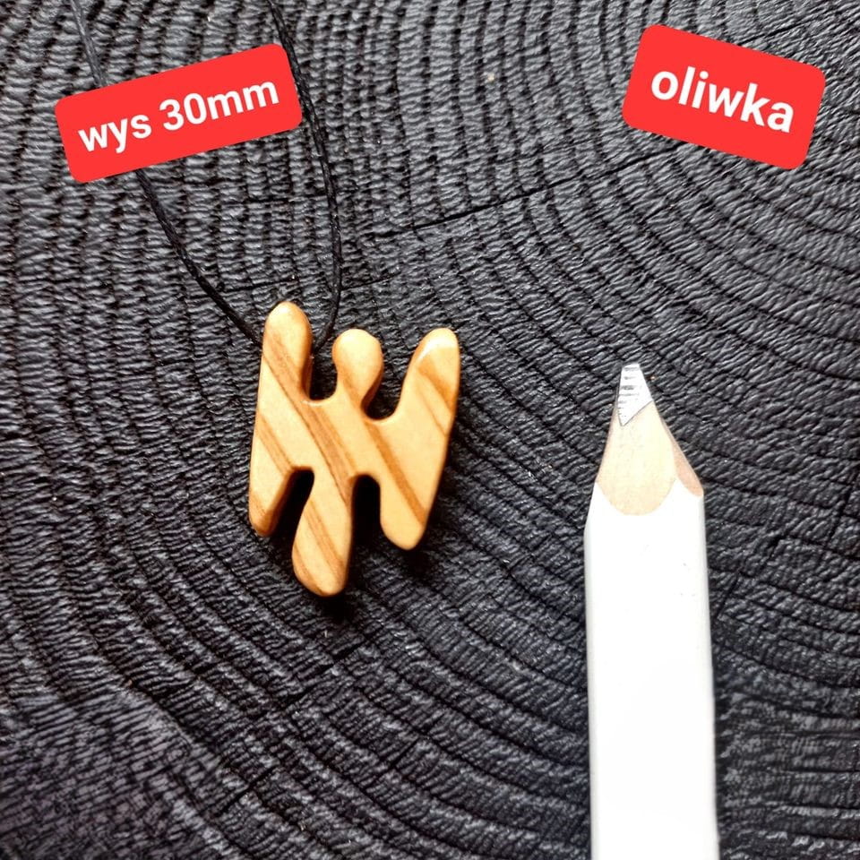 Ekskluzywny, ręcznie robiony wisiorek Aniołek 30 mm, wykonany z jasnego drewna Oliwnego z wyraźnym, naturalnym usłojeniem, zawieszony na regulowanym sznurku. Idealny prezent dla bliskiej osoby.