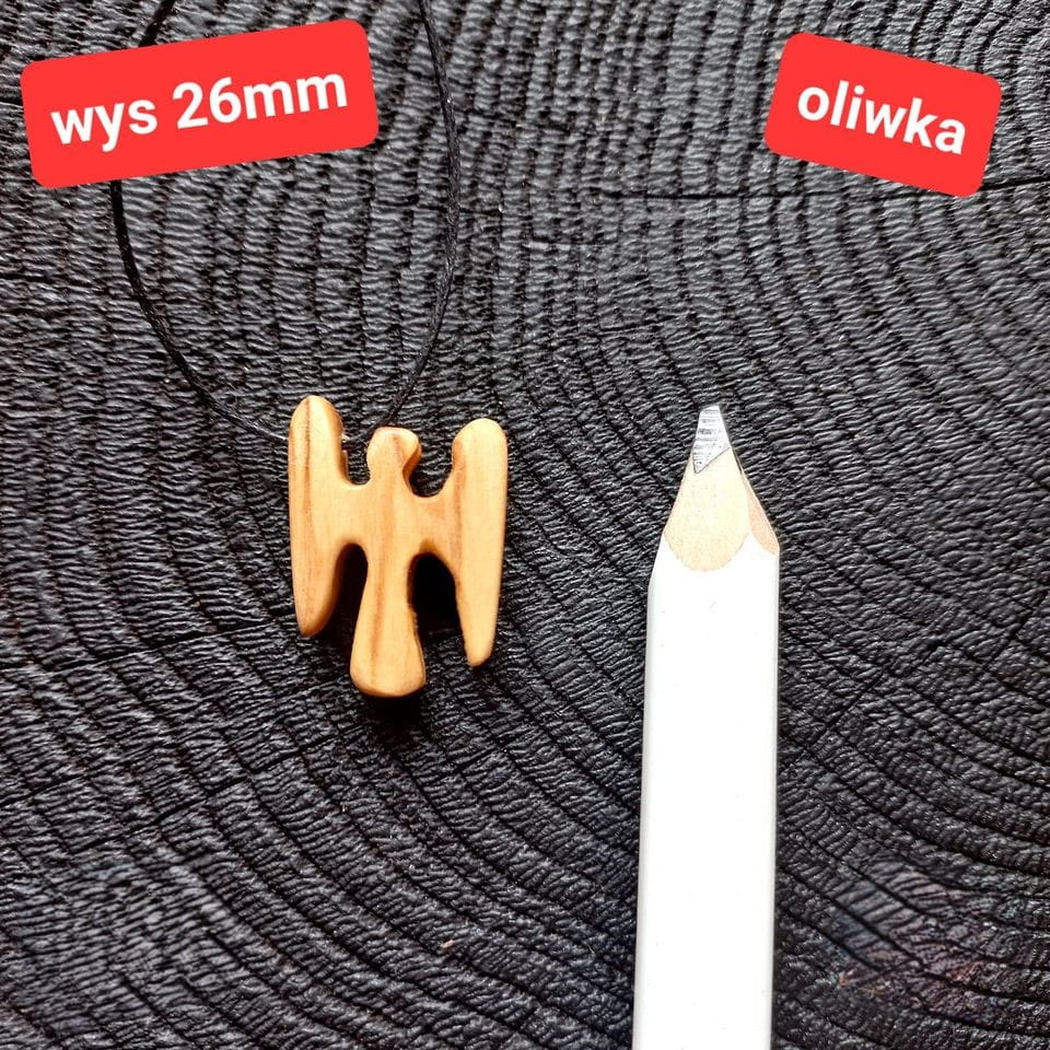 Ręcznie robiony, jasny wisiorek damski Anioł Stróż 26 mm z drewna Oliwnego, zawieszony na regulowanym bawełnianym sznurku.