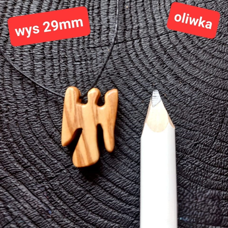 Ręcznie rzeźbiony, jasny wisiorek damski Aniołek 29 mm z drewna Oliwnego, zawieszony na regulowanym bawełnianym sznurku.
