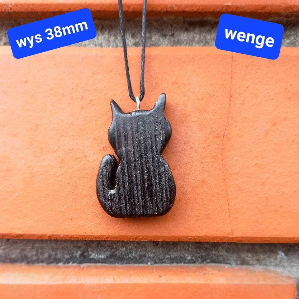Elegancki, ciemny wisiorek damski Kot 38 mm wykonany z egzotycznego drewna Wenge, zawieszony na czarnym sznurku.