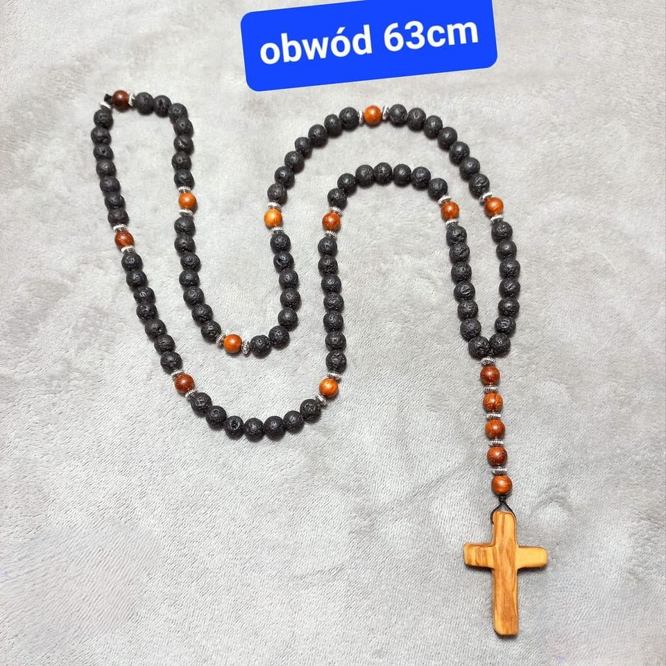 Długi naszyjnik męski 63 cm z Lawy Wulkanicznej i brązowego Drewna Sandałowego z centralnie umieszczonym krzyżykiem z drewna oliwnego (36 mm).