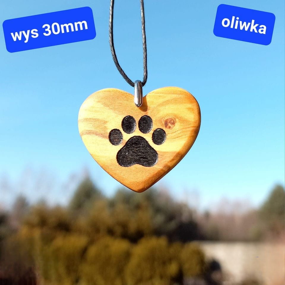 Ręcznie rzeźbiony, jasny wisiorek serduszko z wypaloną kocią łapą 30 mm, wykonany z twardego drewna Oliwnego.