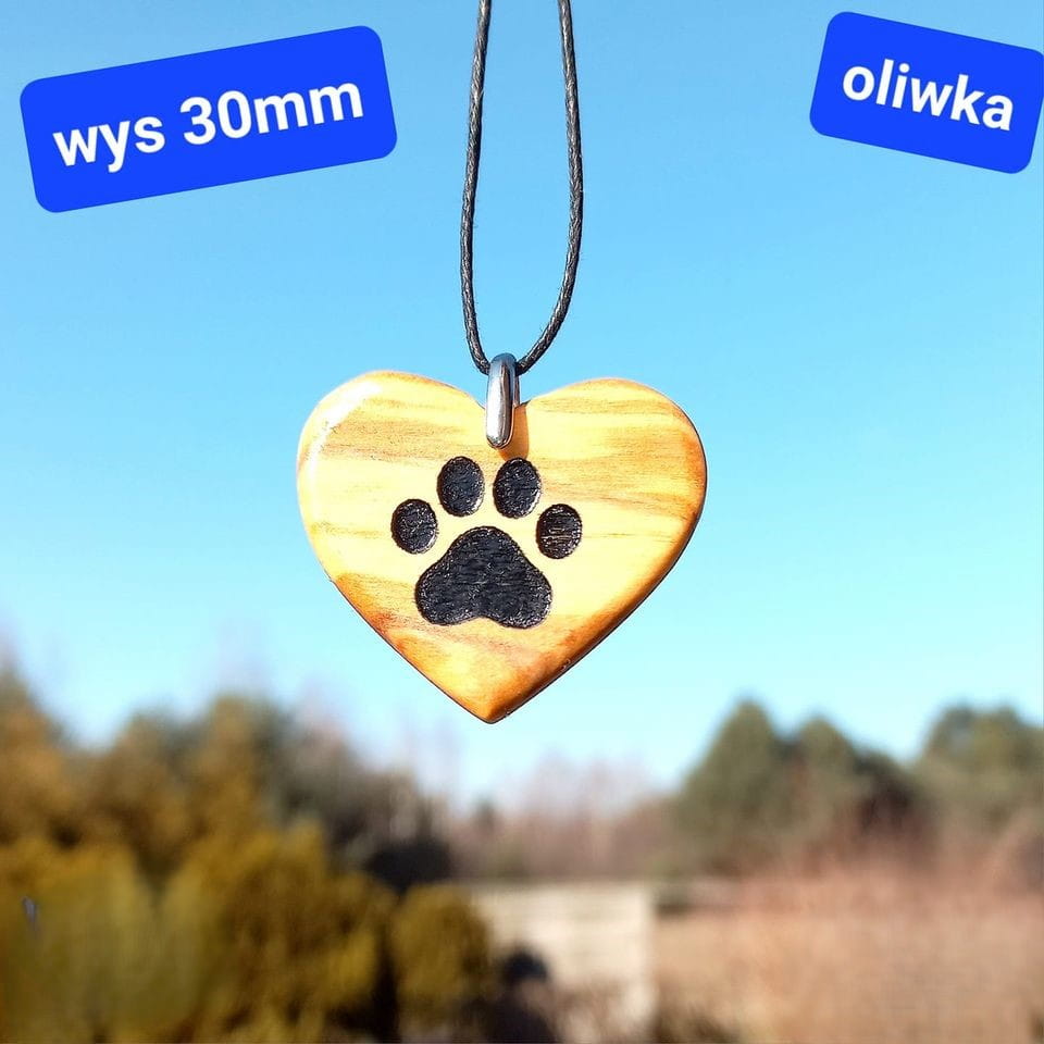 Ręcznie robiony wisiorek serduszko z wypaloną kocią łapą z unikatowego drewna oliwnego. Biżuteria dla miłośniczek kotów Nela Wood.