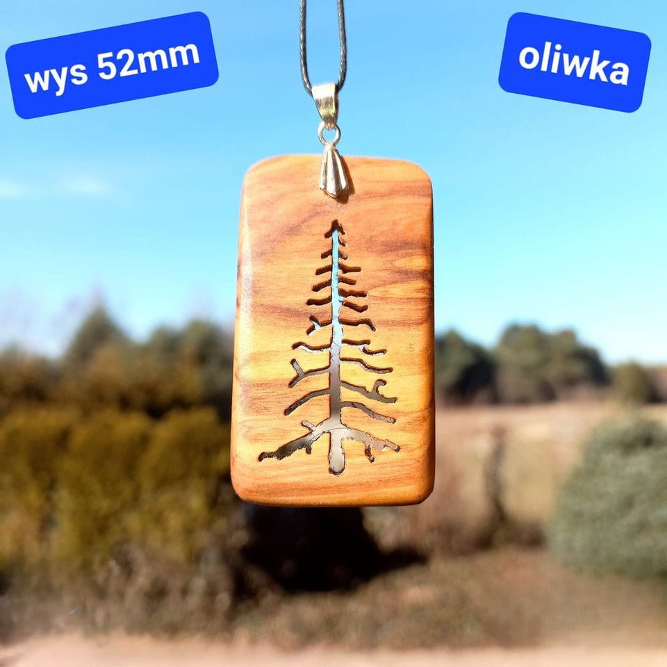 Ręcznie robiony wisiorek Drzewo Życia, elegancko wycięty z drewna oliwnego. Symboliczny naszyjnik handmade Nela Wood.