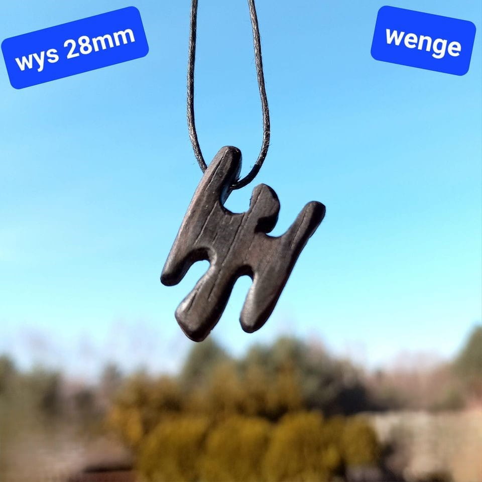Ręcznie robiony wisiorek Anioł Stróż z ciemnego, czarnego drewna wenge. Ekskluzywna biżuteria na szczęście Nela Wood.