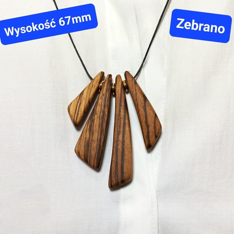 Ręcznie robiony, długi naszyjnik z koralików z drewna zebrano i złotego hematytu. Elegancka biżuteria damska Nela Wood.