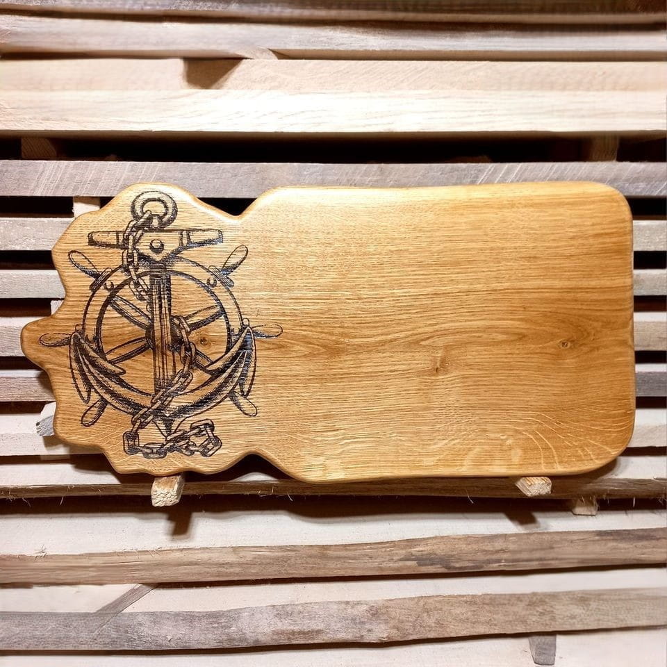 Duża dębowa deska do krojenia i serwowania z grawerem marynistycznym, idealna na stół