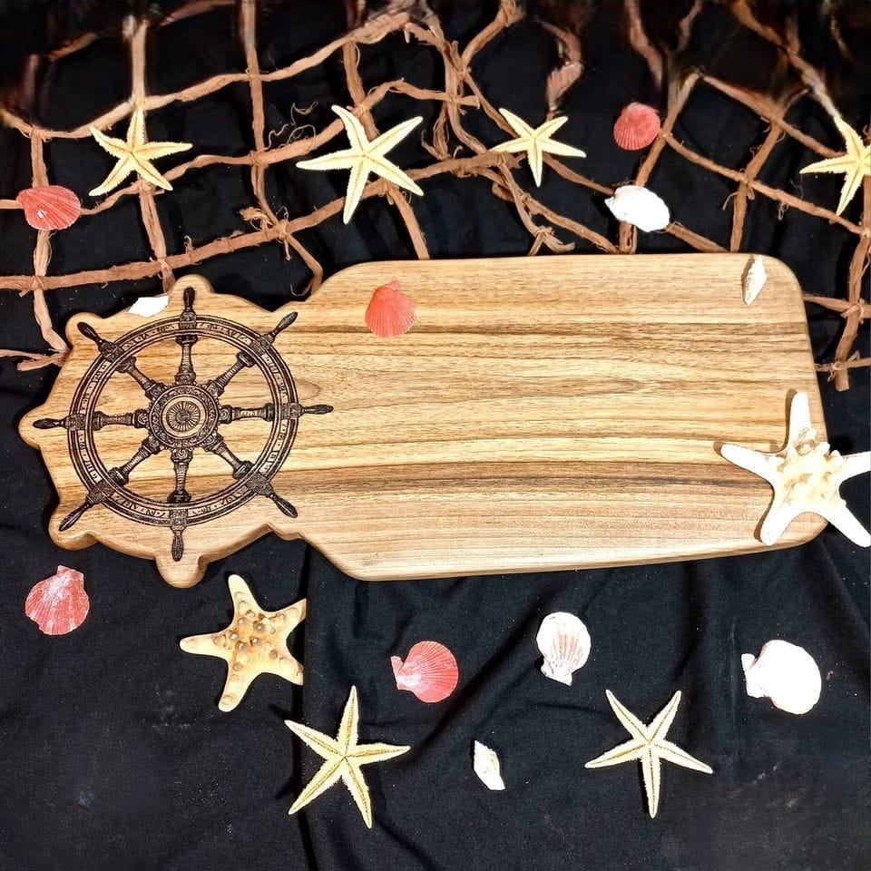 Ekskluzywna patera z orzecha włoskiego z laserowym grawerem koła sterowego - marka Nela Wood