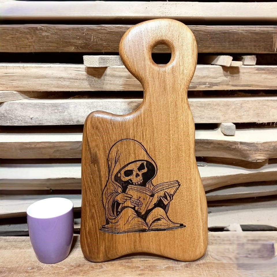 Solidna, ręcznie robiona deska dębowa do serwowania o wymiarach 42x22 cm, z widocznym, precyzyjnym motywem graficznym Mola Książkowego, wypalonym laserowo.