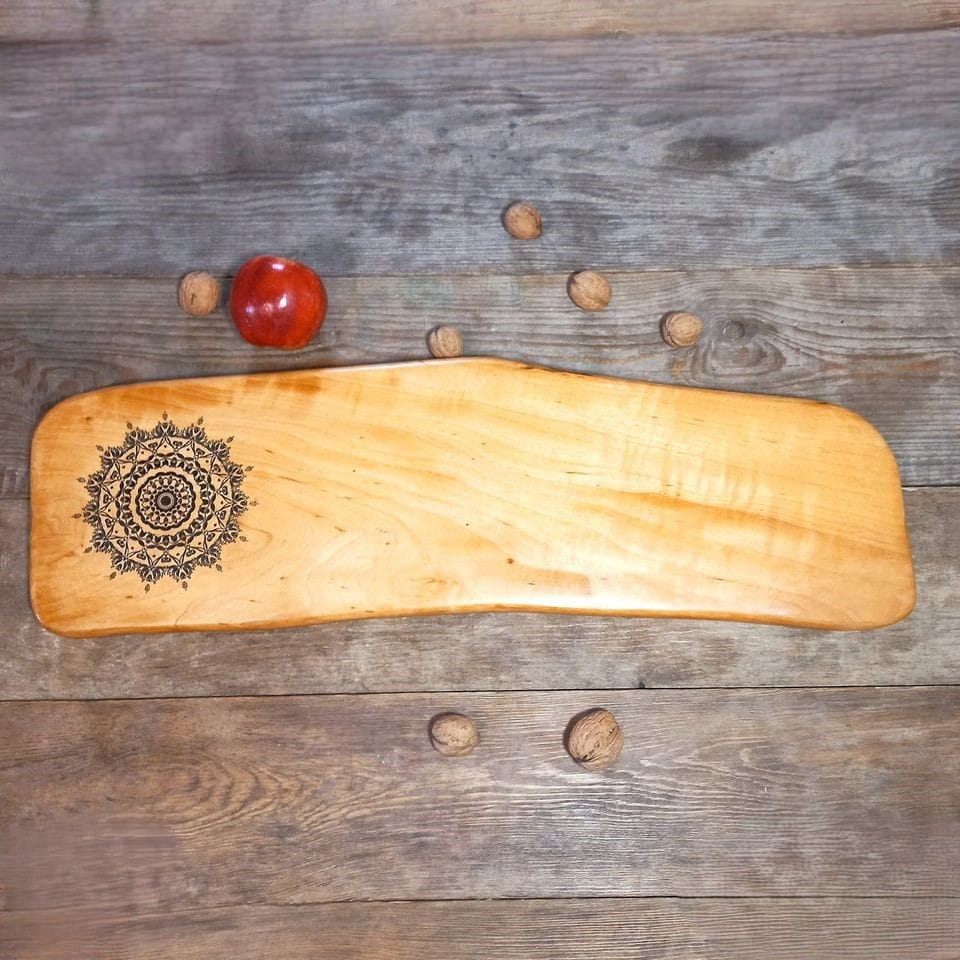 Duża, drewniana deska do krojenia i serwowania 20x66 cm z jasnego drewna Olszyny z wypalonym wzorem mandali.
