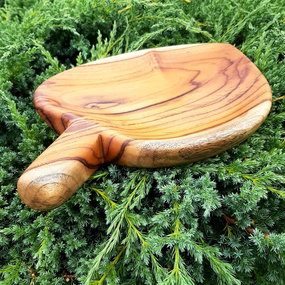 Dekoracyjna patera z litego drewna tekowego w kształcie liścia, wymiary 39x27 cm, marka Nela Wood
